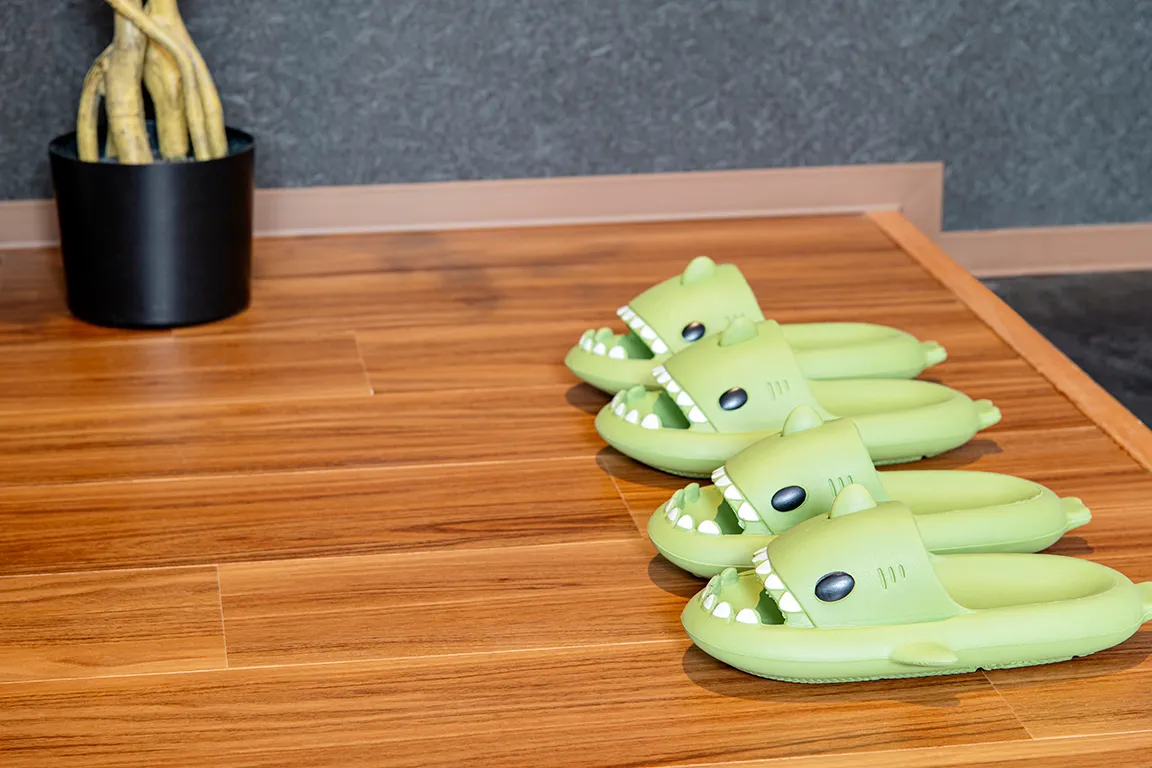 シリコンタイプの恐竜スリッパ