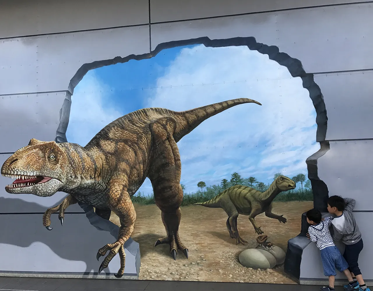 JR福井駅「恐竜広場」